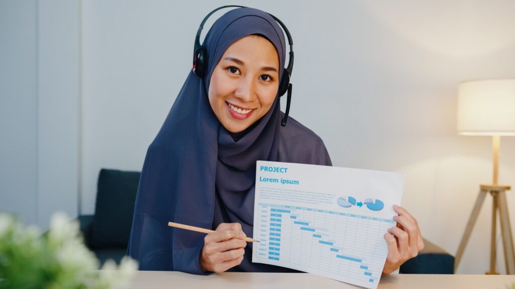 Muslim Lady Using Laptop Talk To Colleagues In Vid 9YBZ8E8 1024x576